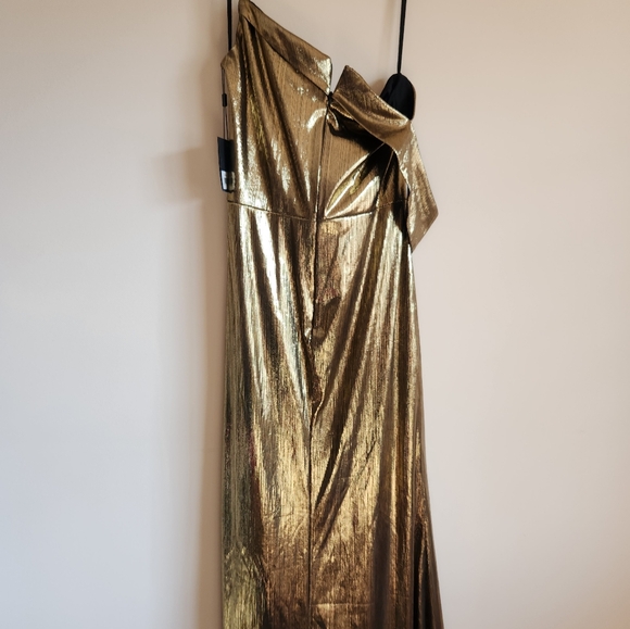 Ieena For Mac Duggal Metallic Gold Off the Shoulder Gown Size 6 - Picture 5 of 7